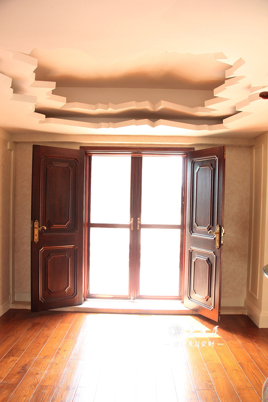 客廳原木門修效果圖