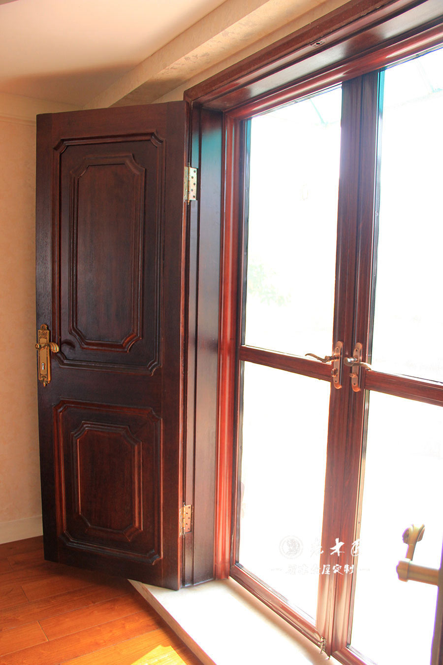 客廳原木門修效果圖