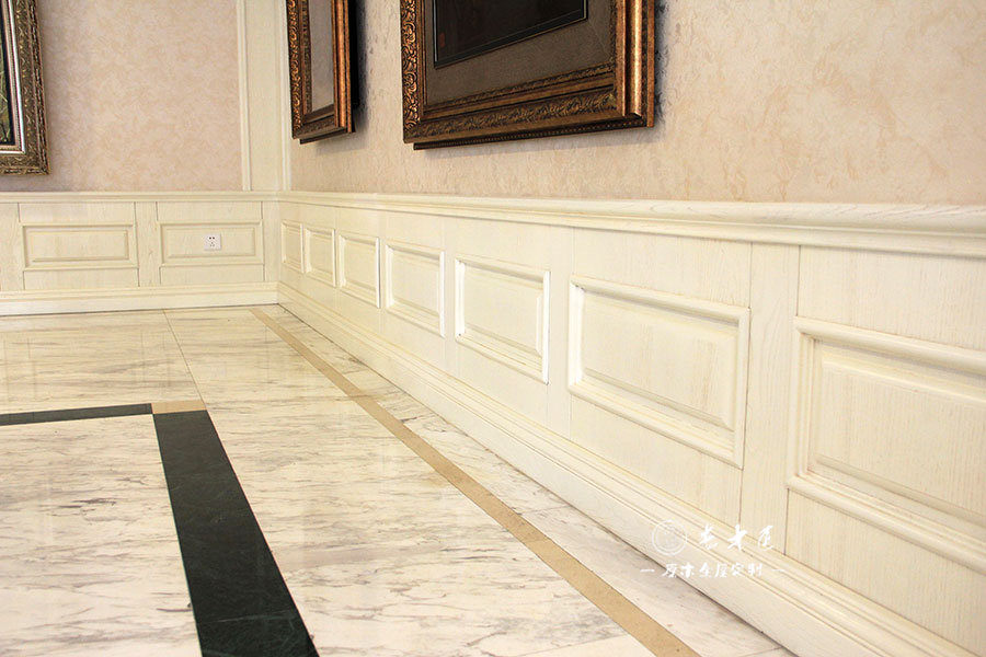 二樓走廊護(hù)墻板原木裝修效果圖