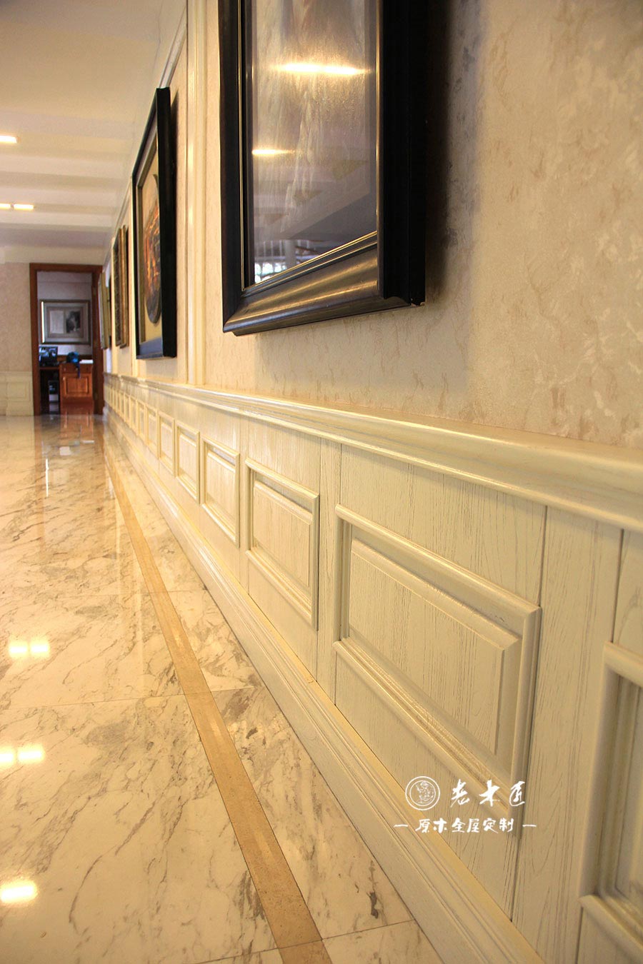 二樓走廊護(hù)墻板原木裝修效果圖