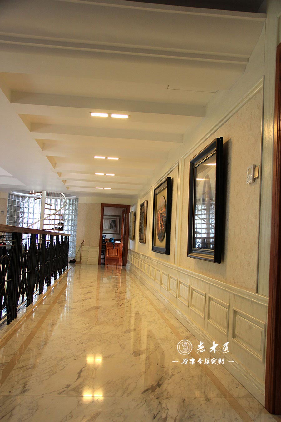 二樓走廊護(hù)墻板原木裝修效果圖