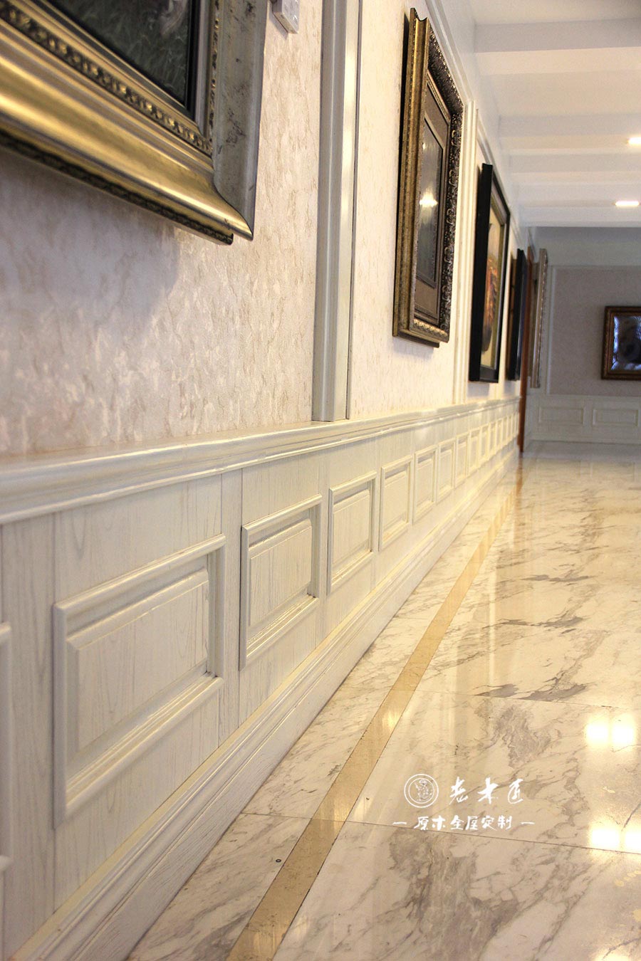 二樓走廊護(hù)墻板原木裝修效果圖