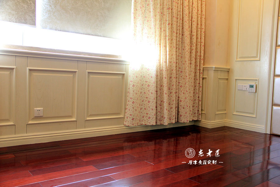 臥室護(hù)墻板原木裝修效果圖