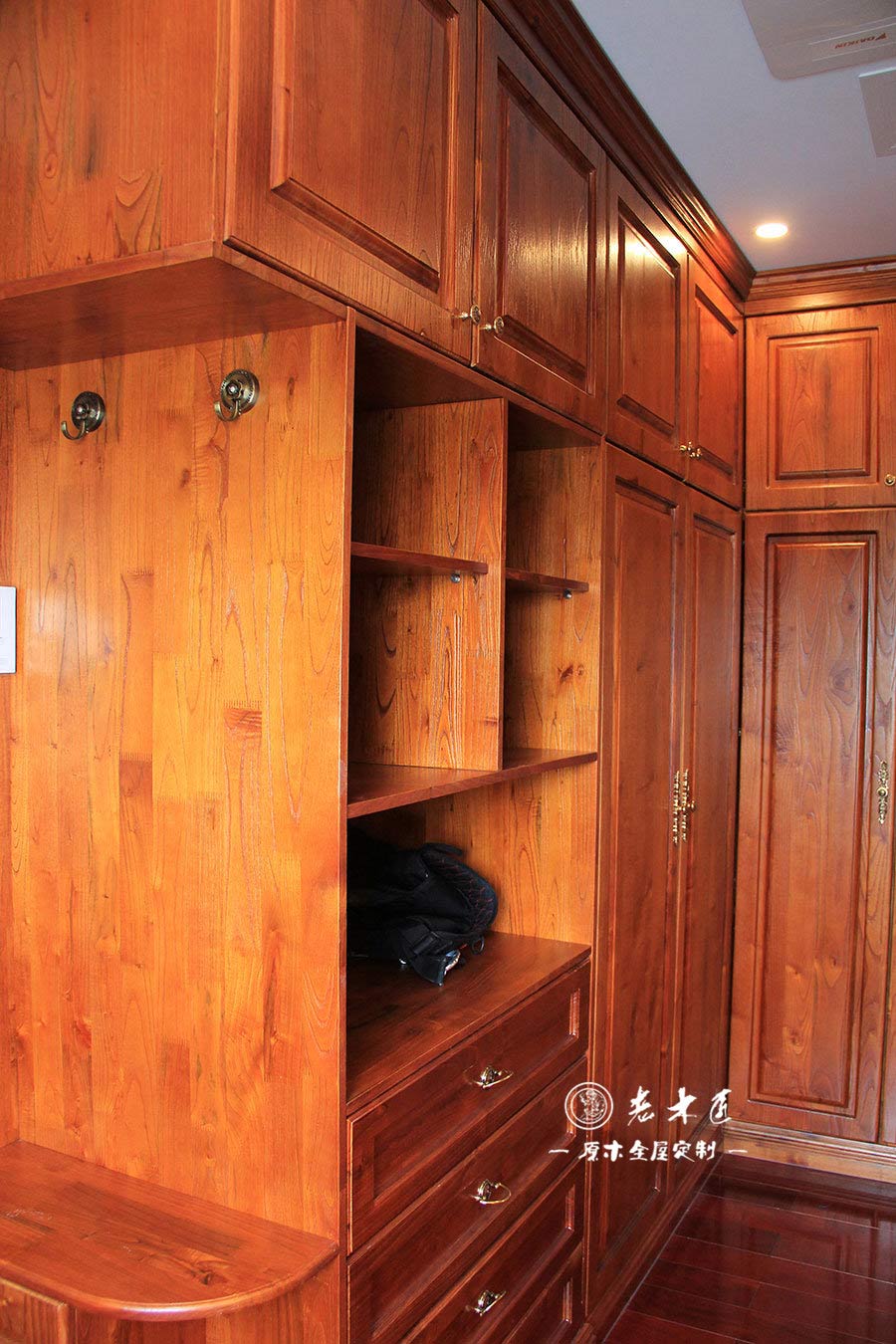 衣帽間整體衣柜原木裝修效果圖