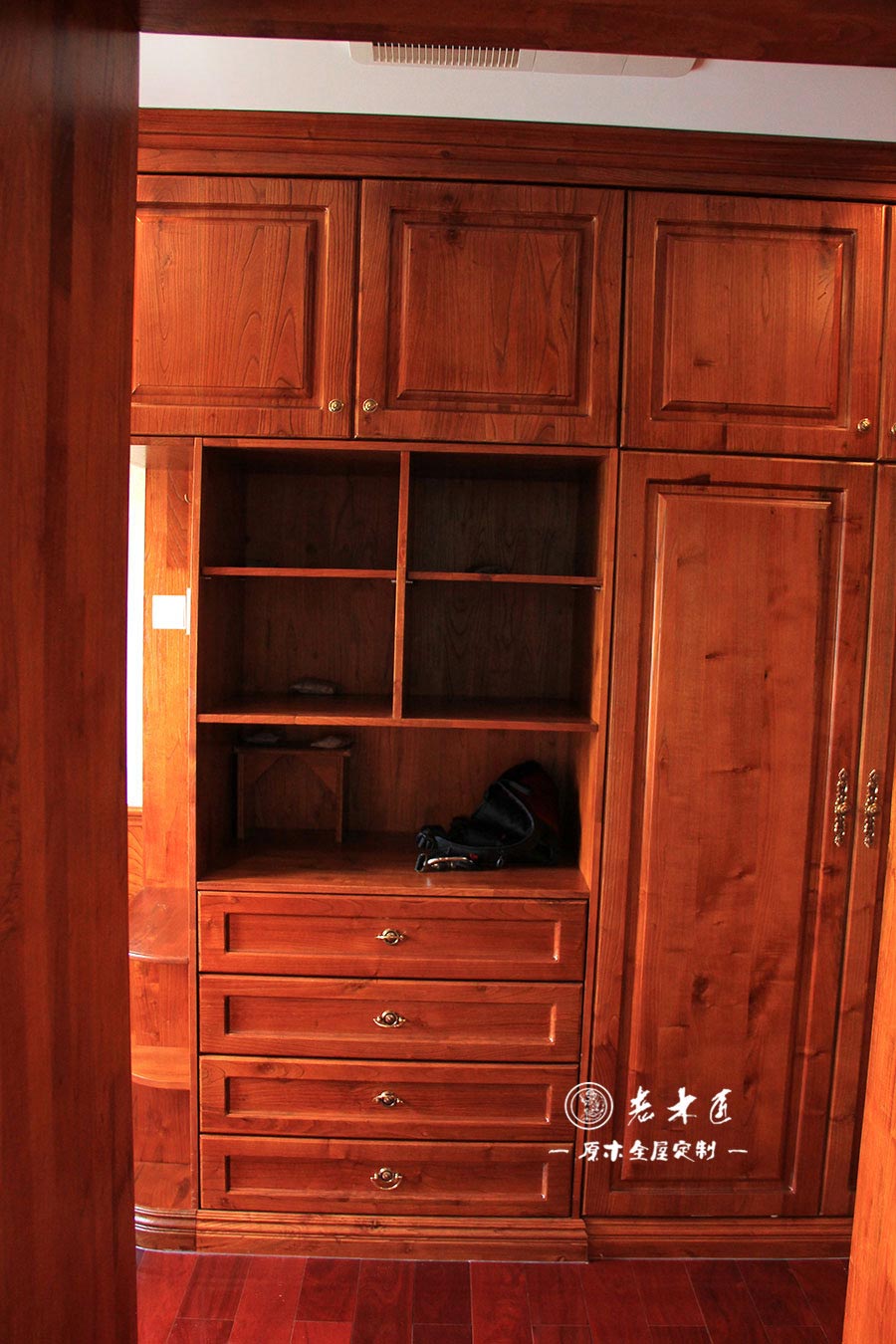 衣帽間整體衣柜原木裝修效果圖