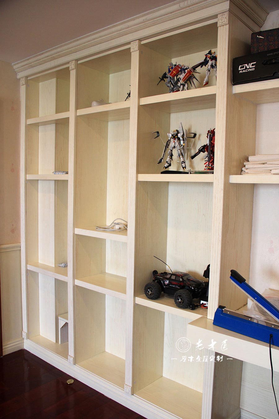 兒童房博古架原木裝修效果圖