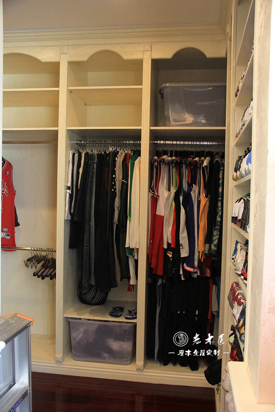 衣帽間整體衣柜原木裝修效果圖