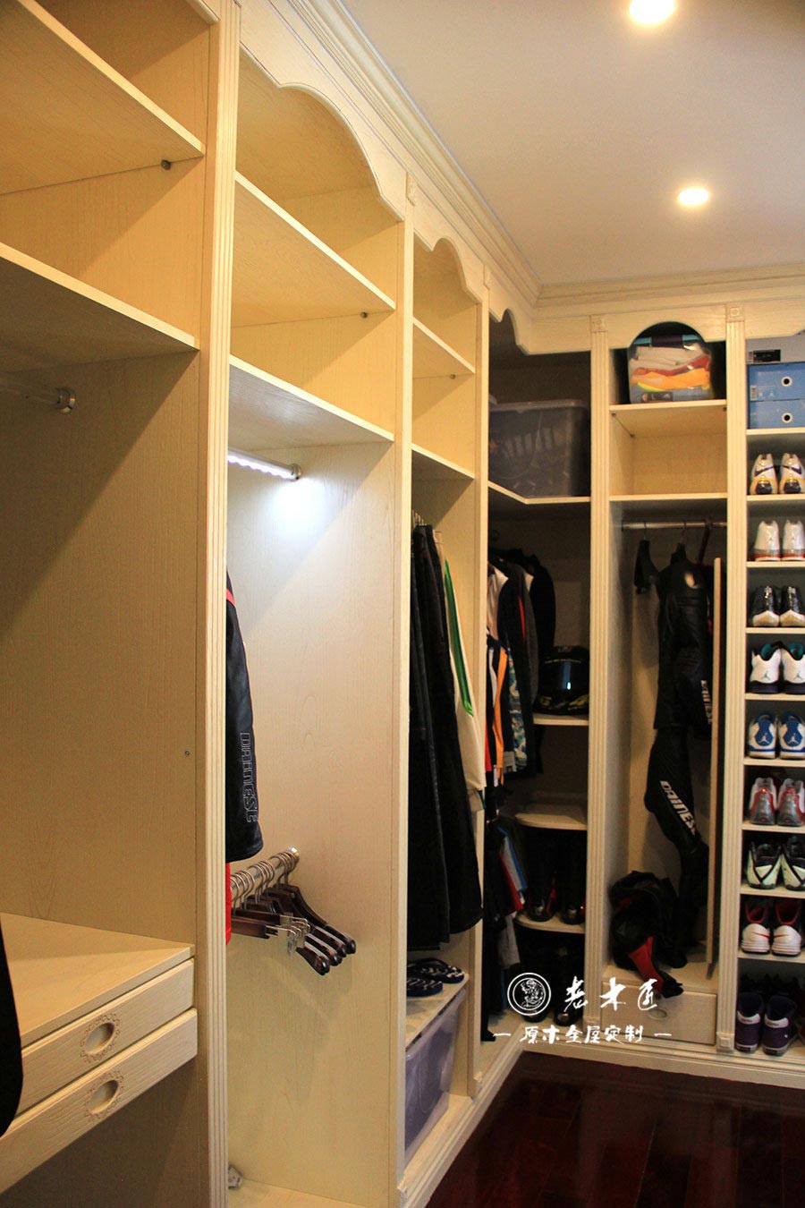 衣帽間整體衣柜原木裝修效果圖