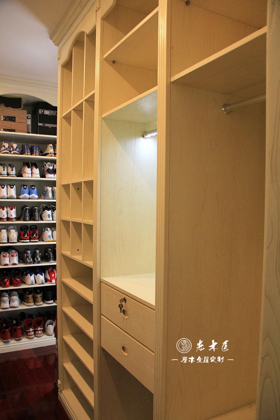 衣帽間整體衣柜原木裝修效果圖