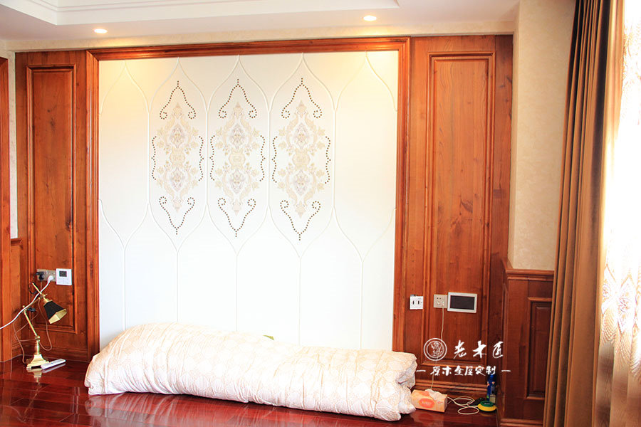 主臥原木背景墻裝修效果圖