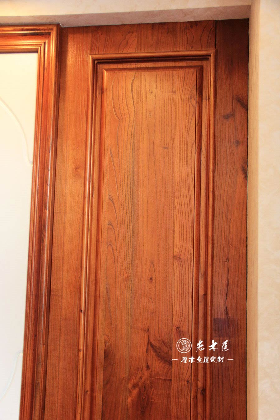 主臥原木背景墻裝修效果圖