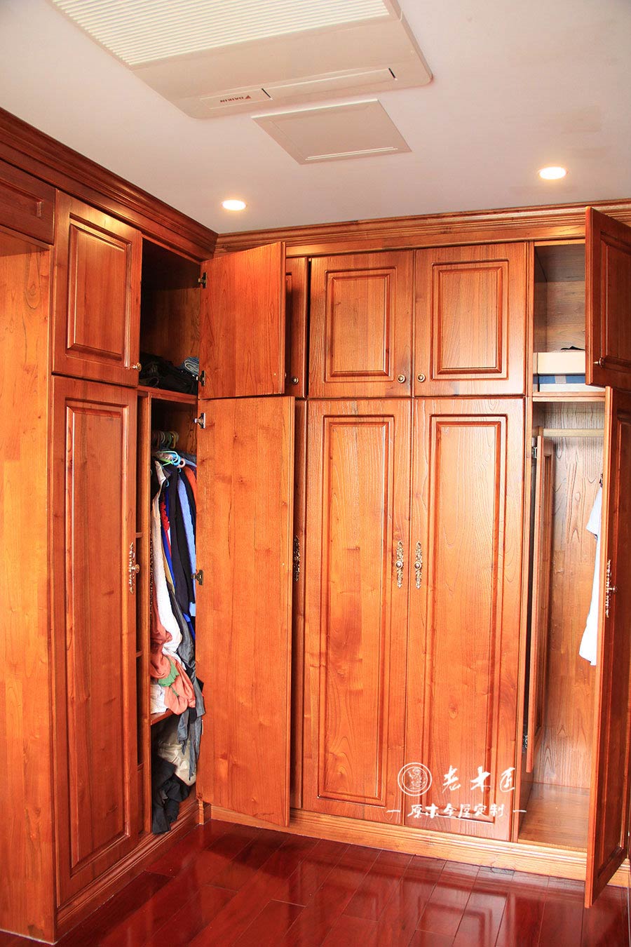 衣帽間整體衣柜原木裝修效果圖