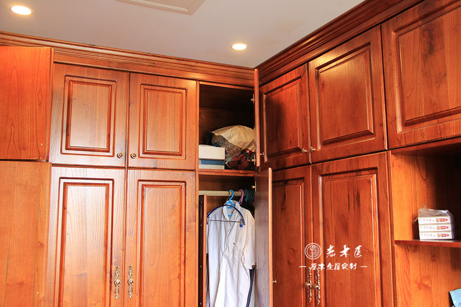 衣帽間整體衣柜原木裝修效果圖