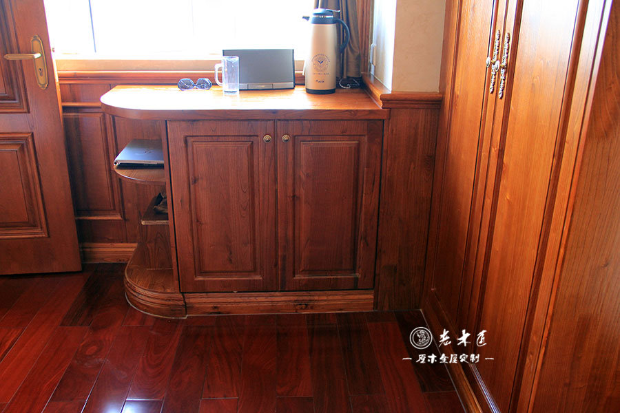 衣帽間整體衣柜原木裝修效果圖