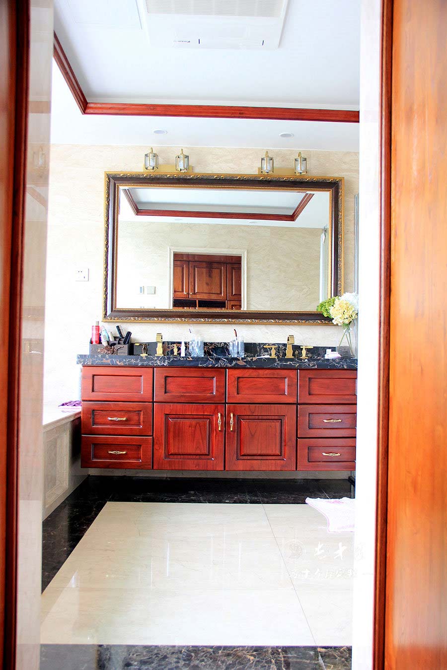 衛(wèi)生間原木浴室柜裝修效果圖