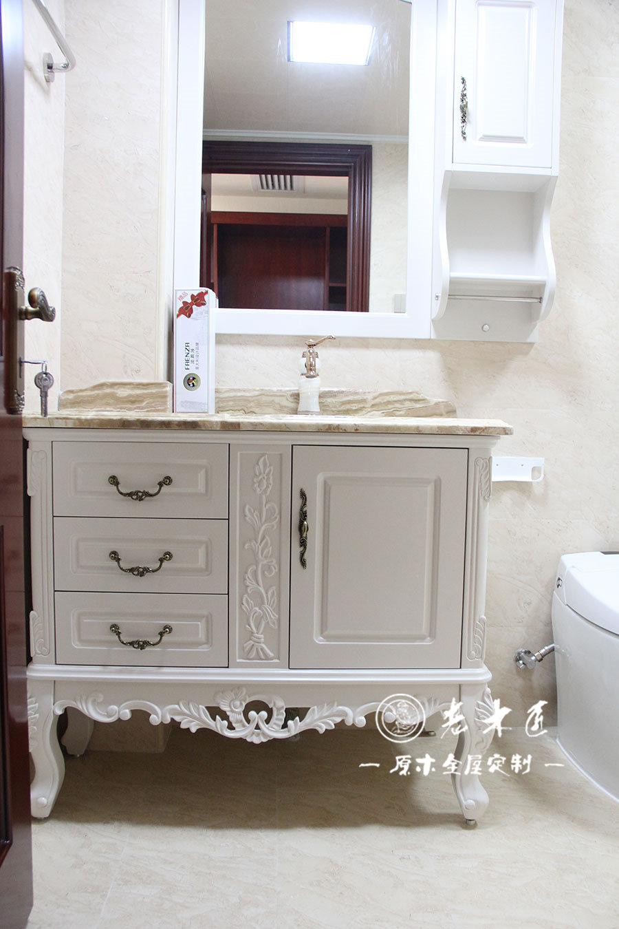 衛(wèi)生間實(shí)木浴室柜裝修效果圖