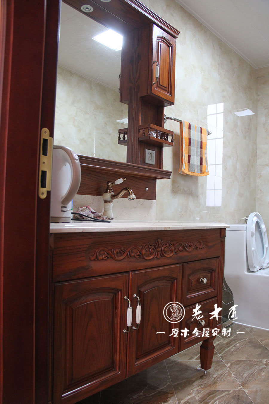 衛(wèi)生間原木浴室柜裝修效果圖