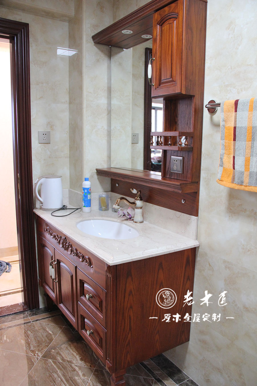 衛(wèi)生間原木浴室柜裝修效果圖