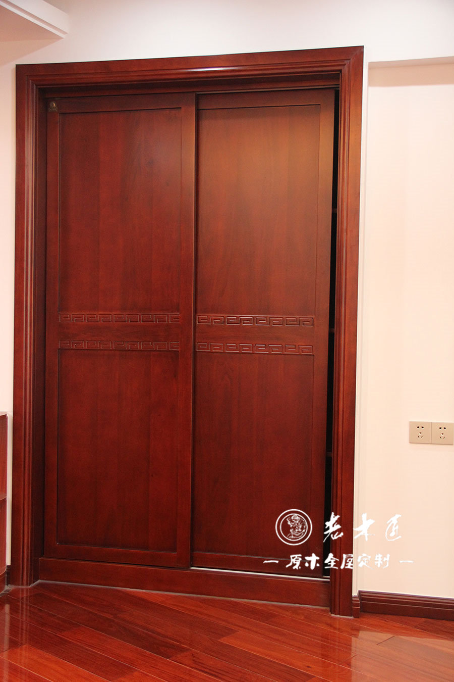 臥室原木衣柜裝修效果圖