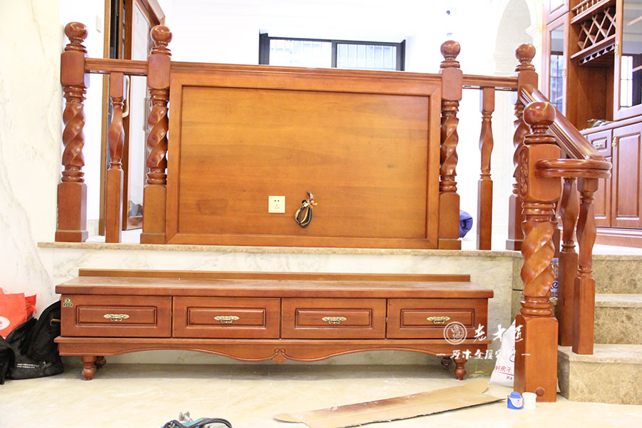 原木客廳電視背景墻