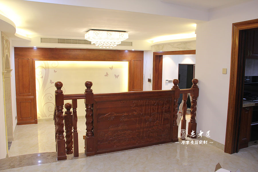 原木客廳電視背景墻