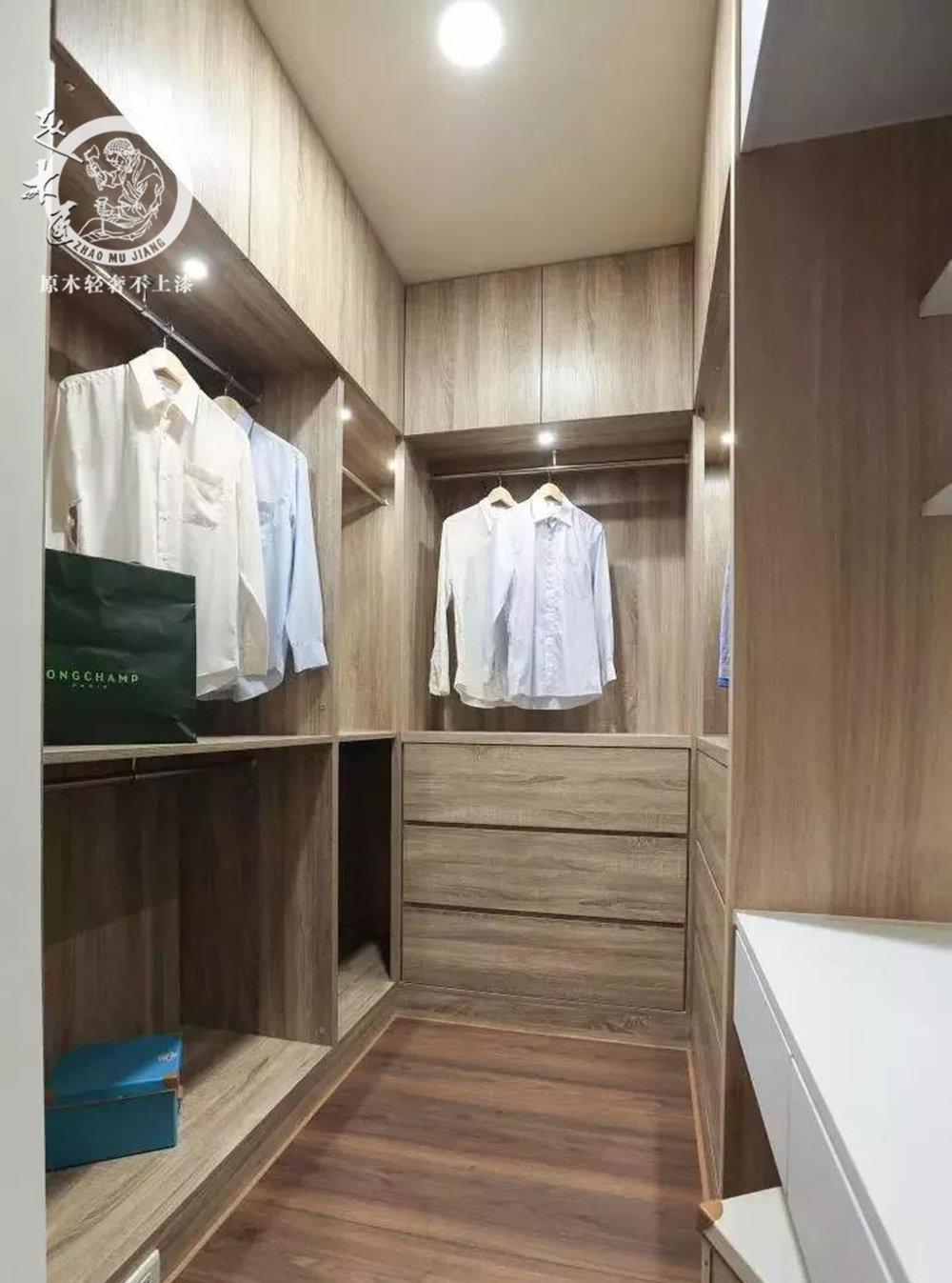 極簡(jiǎn)輕奢衣帽間效果圖