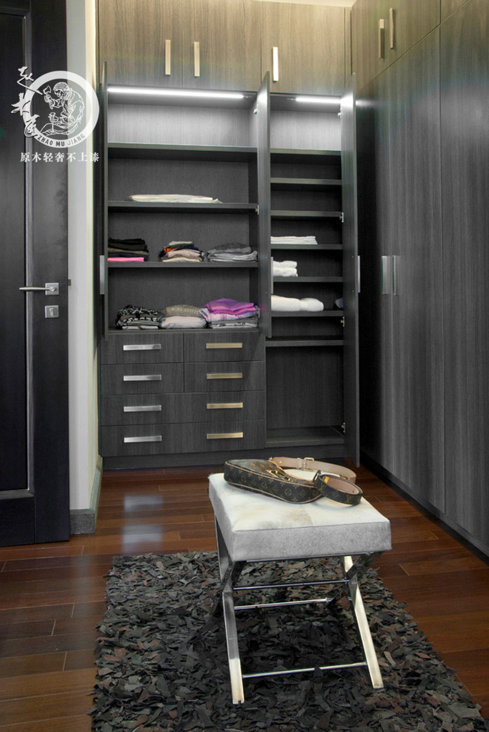 極簡(jiǎn)輕奢衣帽間效果圖