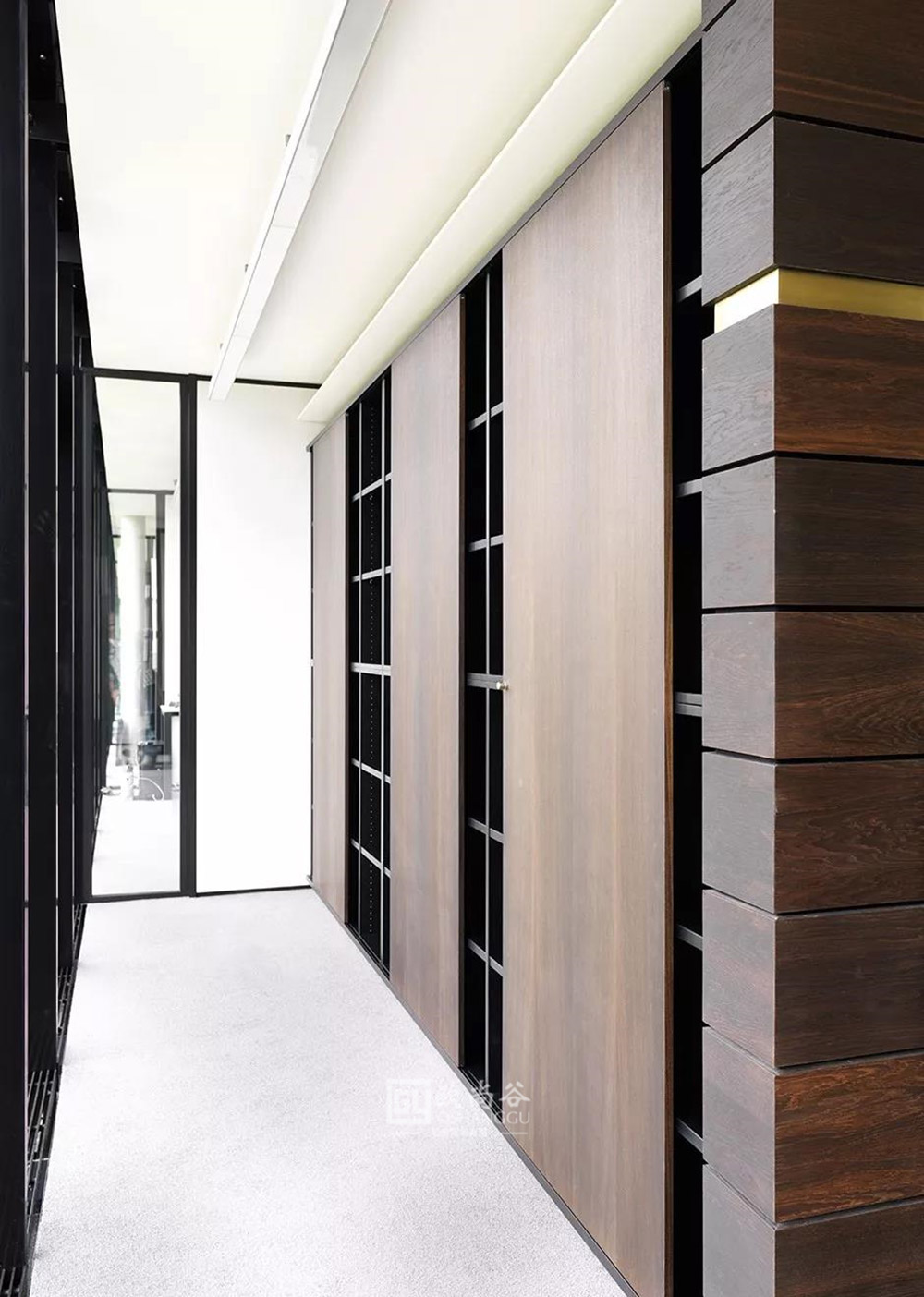 極簡輕奢衣帽間